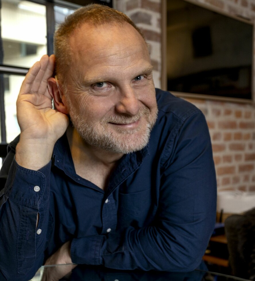 KREVENDE: Frank Rossavik må stadig spisse ører for å få med seg alt. I yrkeslivet som journalist kan det by på utfordringer, men også enkelte fordeler.