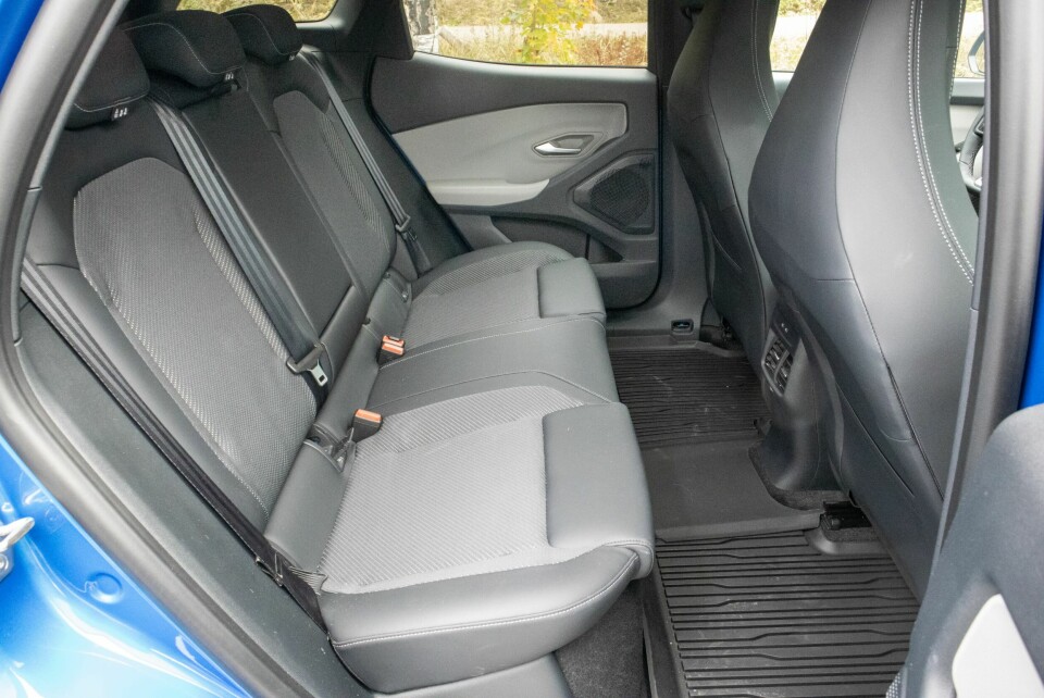 ROMMELIG: Det må storvokste folk til både foran og bak, før det er grunn til å klage på bakseteplassen.