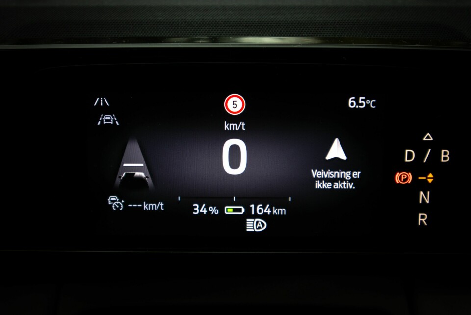 BRA LØST: Ford har i motsetning til noen andre bilprodusenter fortsatt en liten, men viktig infoskjerm foran føreren. Da er det enklere å holde øyene på veien.