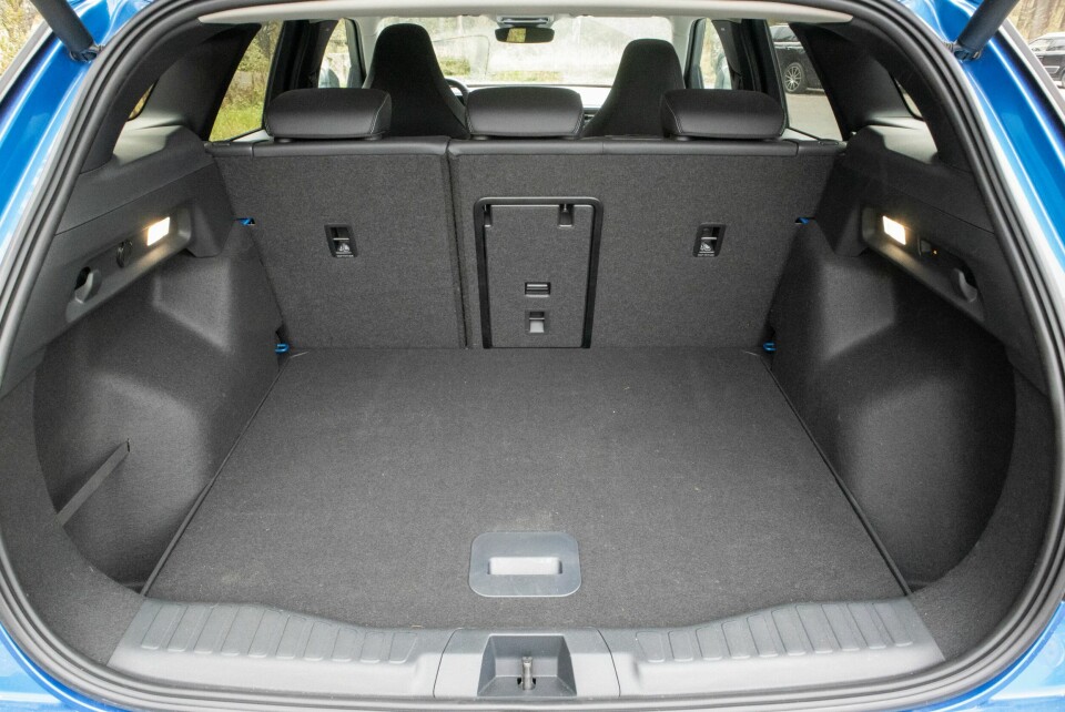 BRA, MEN: Bagasjerommet er ryddig, og 40/60-splitt med luke i bakseteryggen er praktisk. Trenger du mer enn 470 liter, er Tesla Model Y den klare målestokken.