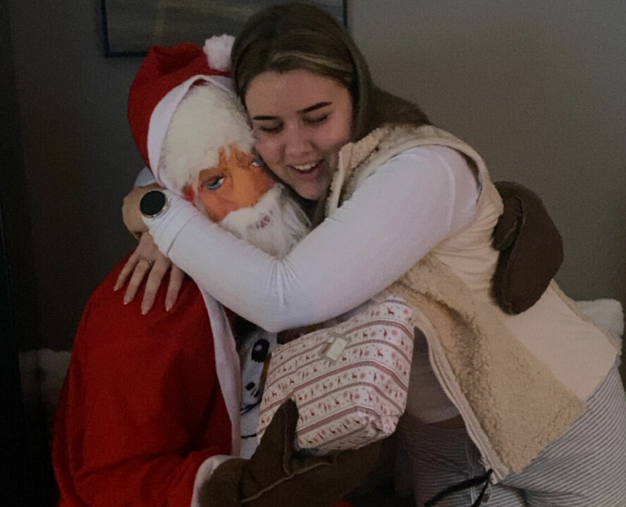 JULEGLAD: Finn Ivar var fast julenisse hjemme hos familien. Her med eldstedatteren Tuva.