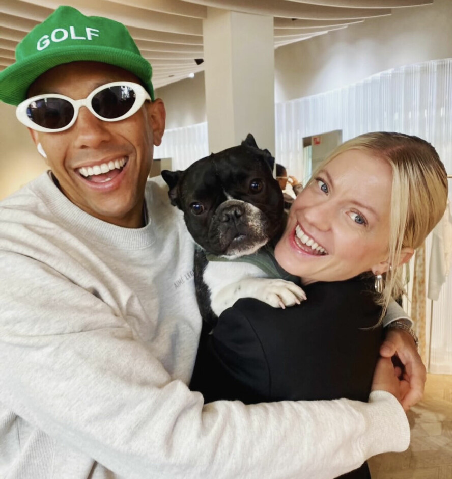 FAMILIELYKKE: Tete delte dette koselige bildet på Instagram av kjæresten Kaia, hunden Bob og seg selv.