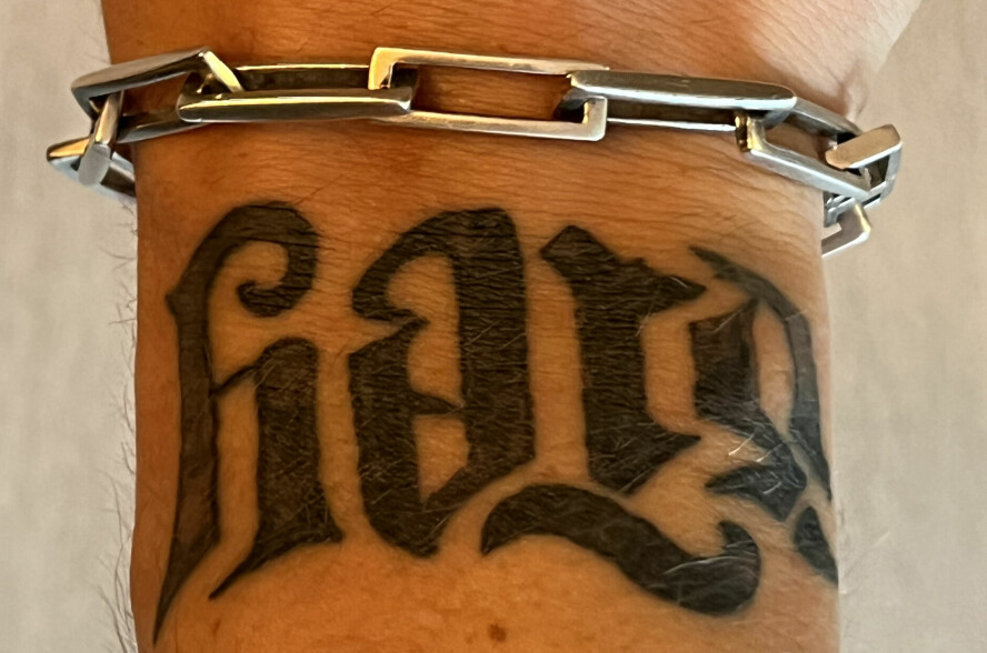 INSPIRASJON: Håkons inspirasjonskilde, David Goggins, har slagordet «Stay Hard». Det er nå tatovert på Håkons håndledd.