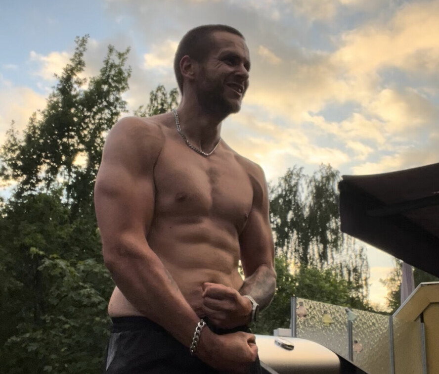 SIXPACK: Håkon hadde sixpack i juni, etter å ha begynt treningen på starten av året.