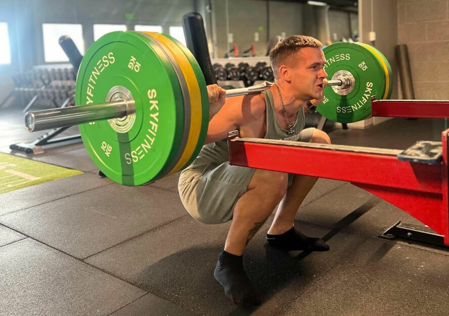 STERK: Håkon har blitt sterk etter over et år på treningssenter. Legg merke til den dype knebøyen med frivekt, sammenlignet med i maskin på bildet lenger opp i artikkelen.