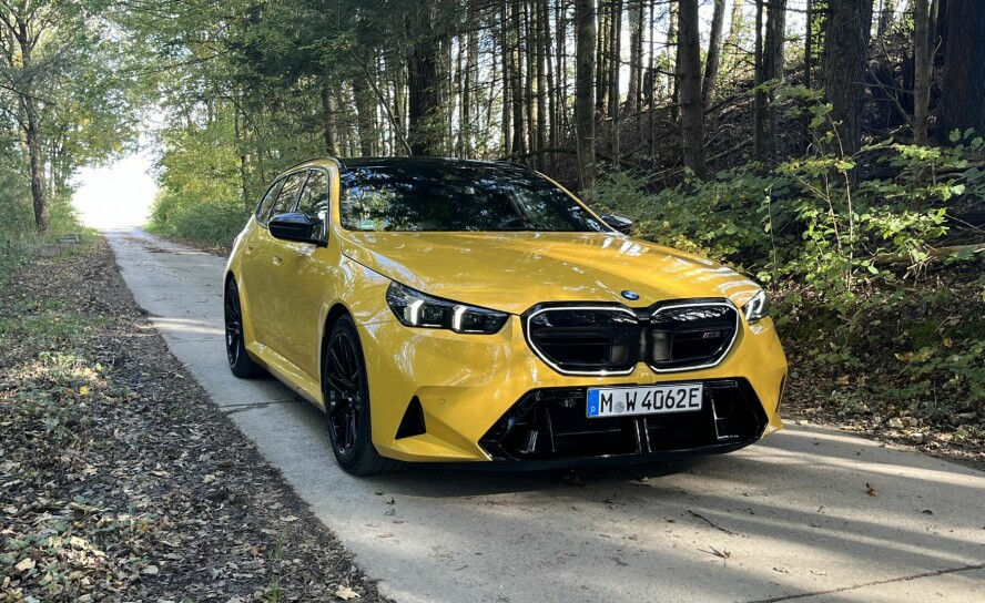 TIL NORGE: BMW Norge har startet kundeleveringer av M5. Det spørs om noen våger seg på fargen Speed Yellow.