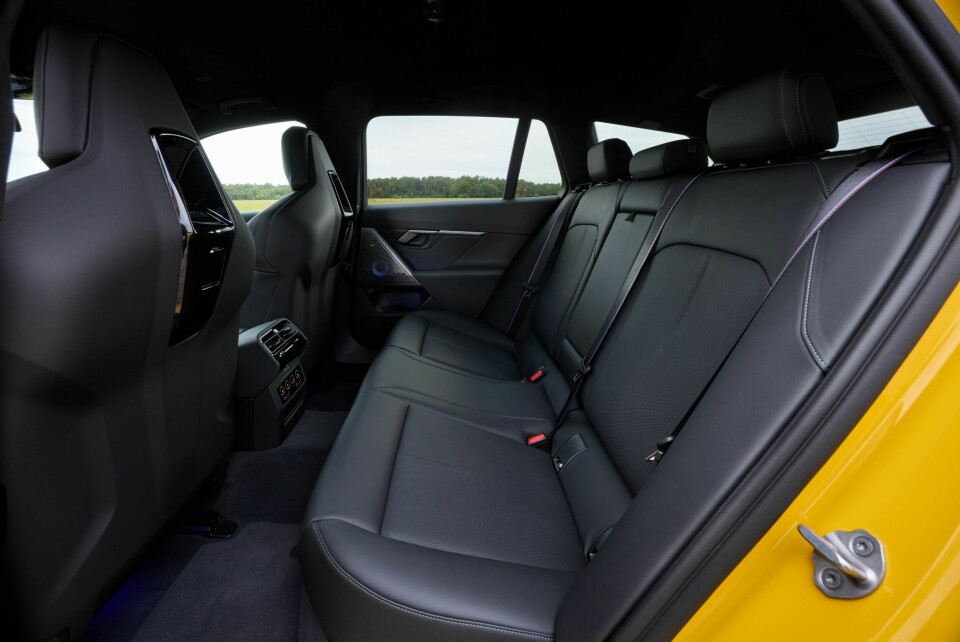 ISOFIX: Bekvemt baksete for to. Isofix-fester for barnestoler er på plass.