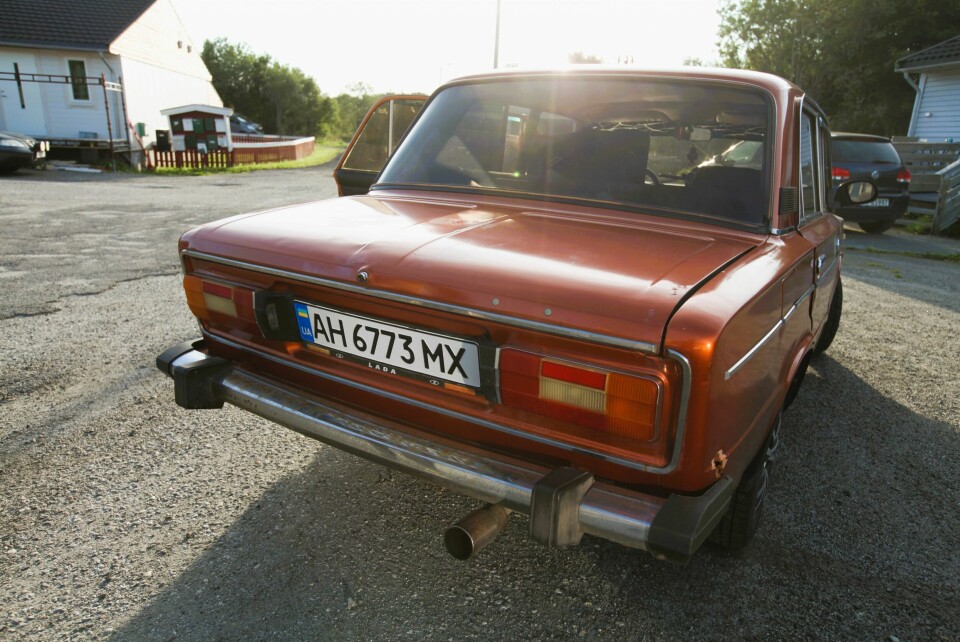 UKRAINSK: Evgenij har beholdt de ukrainske skiltene på bilen. Hver dag bruker han bilen til å pendle mellom Siva og jobben i Tjøtta, en distanse på nesten 90 kilometer.