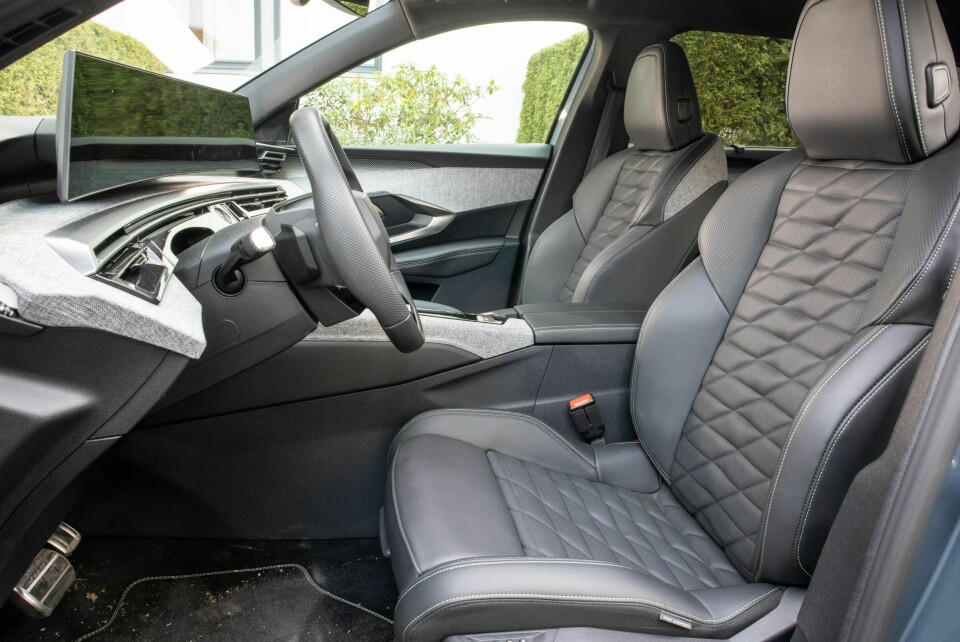 LITT EKSTRA: Skinnseter er ekstrautstyr, men førerplassen i E-5008 er uansett et trivelig sted å oppholde seg.