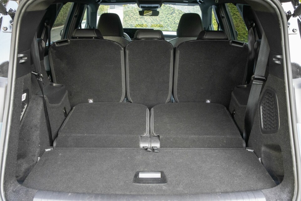 GOD PLASS: Bagasjerommet har rikelige dimensjoner som femseter. Det er også noe lasteplass med tredje seterad i bruk.