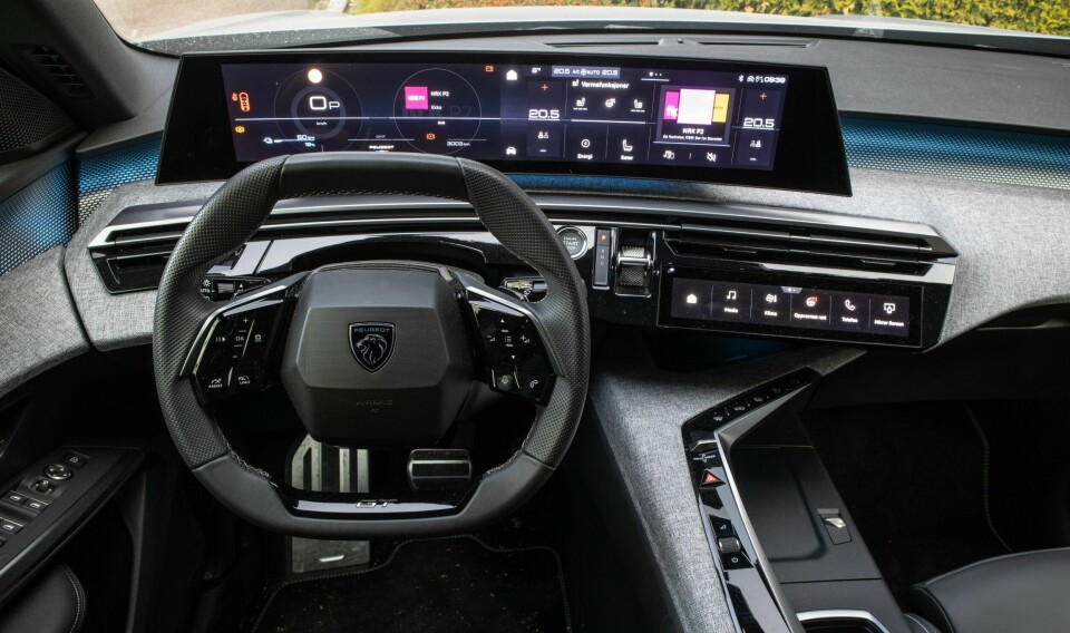 EGEN STIL: Lang skjerm med instrumenter og betjening i ett fungerer bra i kombinasjon med lite ratt.