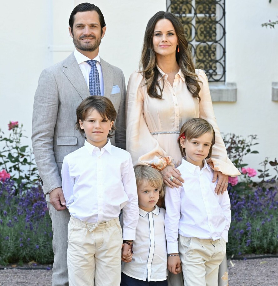 FAMILIEFORØKELSE: I februar 2025 blir Carl Philip og Sofia foreldre for fjerde gang. Her sammen med sønnene Alexander, Julian og Gabriel i sommer.