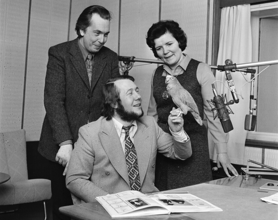 GØY MED PAPEGØYE: Frank Nordli (bak) var programleder for «Lørdagsbarnetimen» i 20 år. Her er han i studio med sin medprogramleder Ingrid Boman, som var tidligere lærer, og tryllekunstneren Tore Torell.