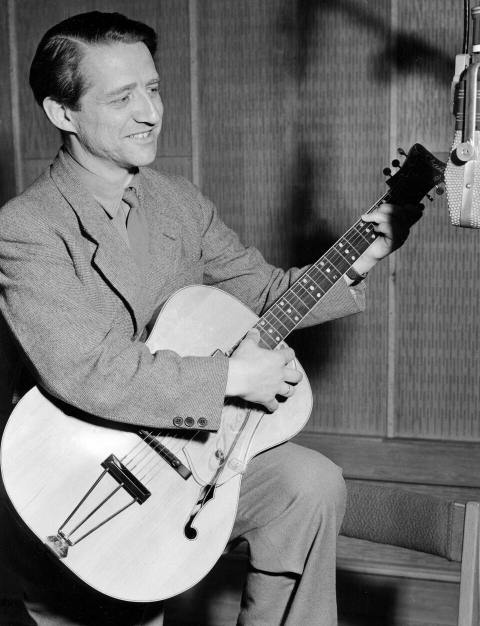 LAGET KJENNINGSMELODIEN: Det var forfatteren, tegneren og visesangeren Thorbjørn Egner som sto bak den populære kjenningsmelodien «Nå kommer Barnetimen». Her er han i aksjon med gitaren i NRK-studio i 1953.