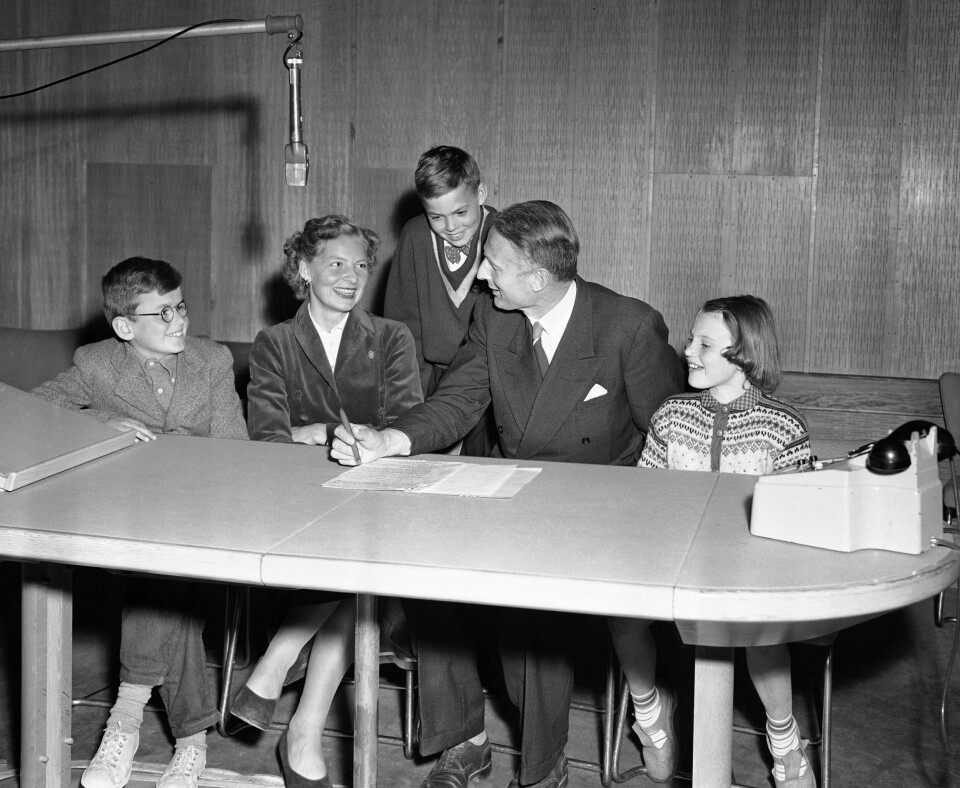 TANTE OG ONKEL: Sonni Holtedahl Larsen og Lauritz Johnson ble hele Norges Tante Sonni og Onkel Lauritz på 1950-tallet. Her er de i studioet til «Lørdagsbarnetimen» sammen med barn i 1953.