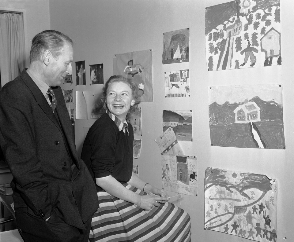 POPULÆRE: Radarparet Onkel Lauritz og Tante Sonni beundret noen av de mange barnetegningene de hadde mottatt fra lytterne.