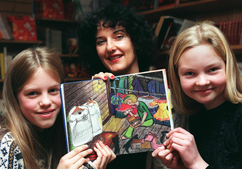 POPULÆR: Hvert år fra 1953 ga «Lørdagsbarnetimen» ut den populære «Barnetimeboka». I 1999 var det krimforfatter Unni Lindell som var en av forfatterne sammen med Tone Magni Finstad Vestheim (til venstre) og Julie Østengen.