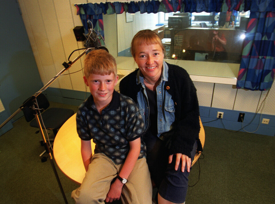 UNG FORFATTER: Da «Lørdagsbarnetimen» fylte 75 år i 1999, var det Beate Waaler Eckhoff som var programleder. Her poserer hun i radiostudioet sammen med Andreas Hodne. Det var 12-åringen fra Oslo som hadde skrevet årets «Barne-timeboka».