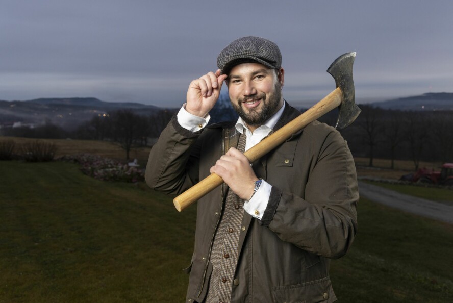 ARBEIDSSOM: Peder ligger sjelden på sofaen og synes det er fint å gjøre fysisk arbeid på gården. Denne øksen brukte han for å hugge juletreet.