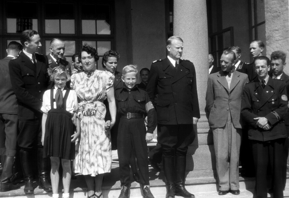 FØDSELSDAG: Vidkun Quisling feirer sin 55 årsdag på Gimle, 18. juli 1942. De prominente gjestene på bildet er ikke navngitt, men vi ser Maria flankert av to hirdbarn.