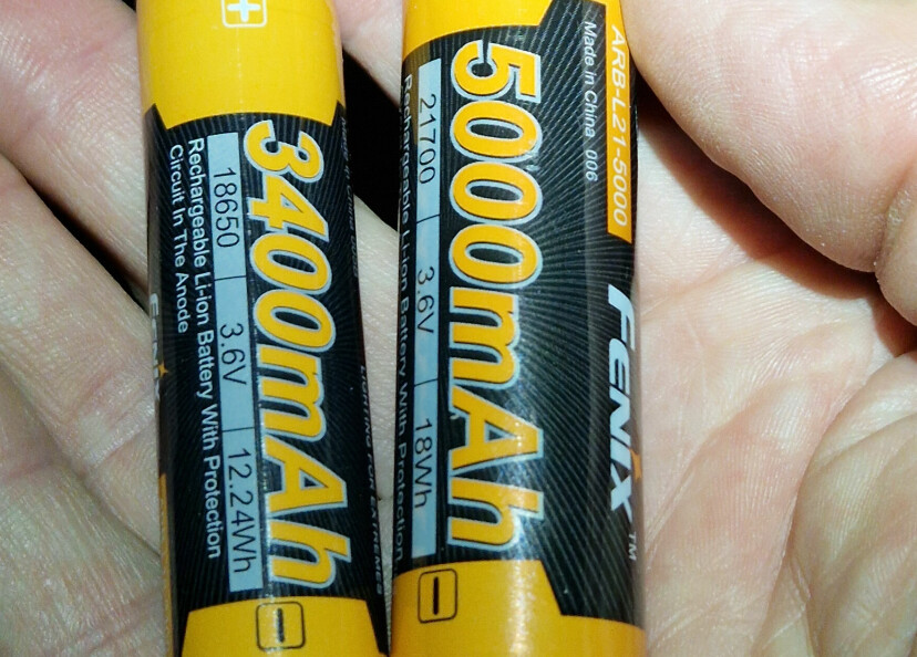 BATTERIER TIL HODELYKT: 21700-batteriene har blitt et supplement til 18650, som har vært «standarden» fram til nå. De er litt større, veier omtrent 30 gram mer, men gir nesten dobbelt så mye energi. Den gode nyheten er at du kan bruke de gamle 18650-batteriene i en 21700-lykt – du trenger bare et enkelt adapter.