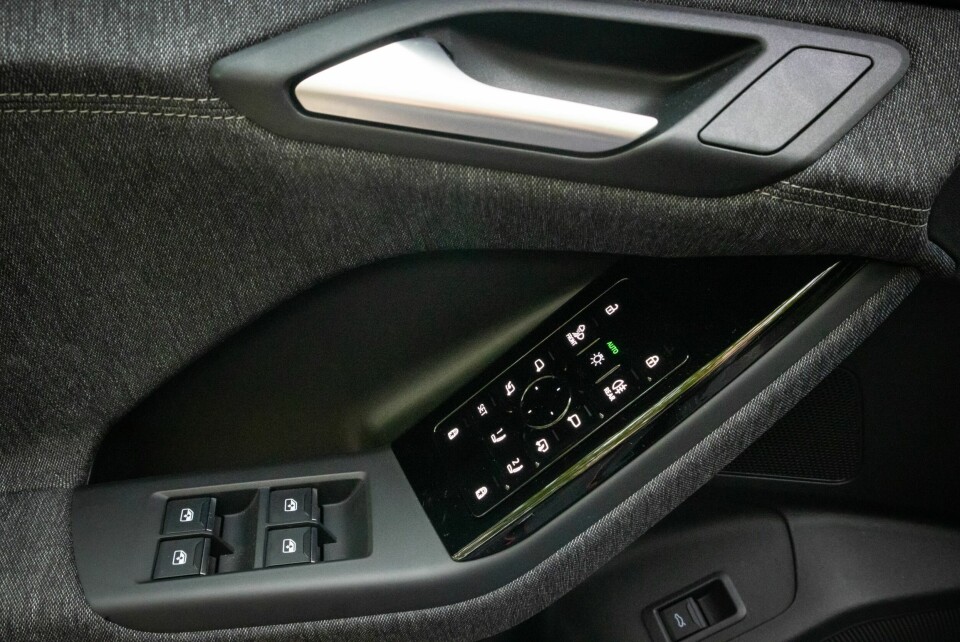 LUNT: Et smårøft stofftrekk dekker mye av interiøret og gir et hyggelig preg.