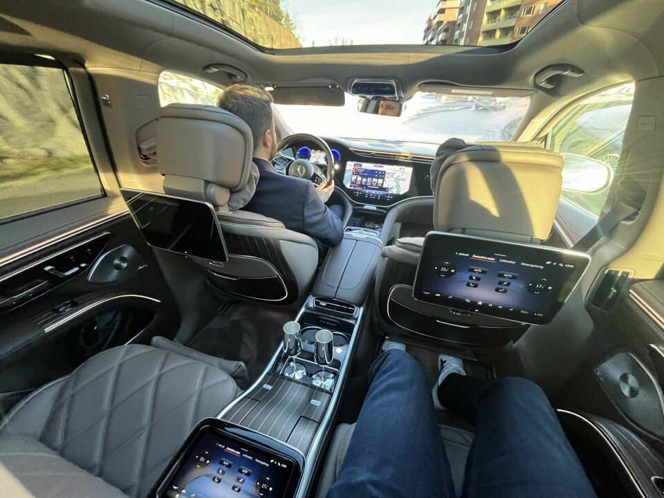 BAKSETELUKSUS: I en bil som Mercedes-Maybach EQS 680 SUV er det fristende å velge baksetet