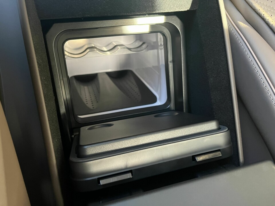 KJØLESKAP: Maybach kan selvsagt leveres med kjøleskap. Det er plassert i seteryggen mellom baksetene.