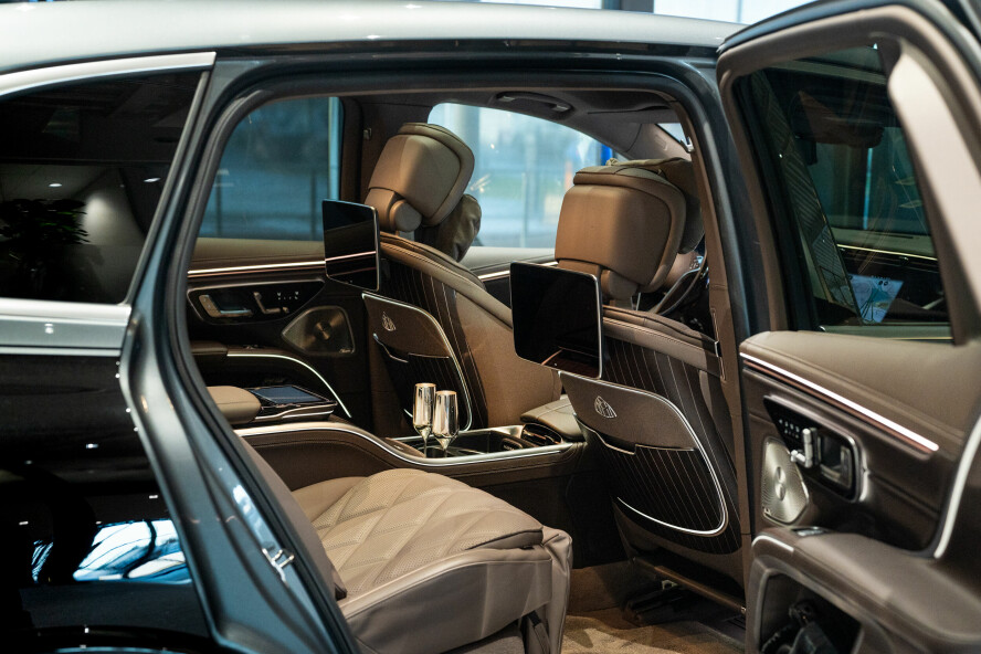 PÅ FØRSTE KLASSE: Dype og tykke gulvmatter, enorme mengder nappaskinn samt valnøtt og elementer i aluminium.