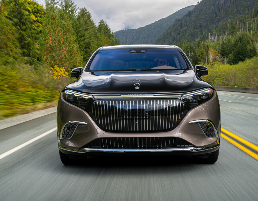 Maybach: Mercedes-Benz-stjerne på panseret og vertikale lameller i den sorte panelfronten, som bærer den spesifikke Maybach-grillen inn i elbilens tidsalder.