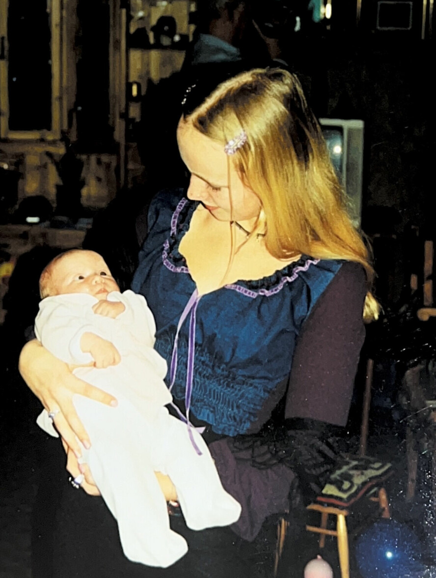 FELLES SKJEBNE: Etter at kusinen Eline ble født bestemte Linn seg for å anmelde onkelen. Men til tross for at han ble dømt og fikk fengselsstraff, fortsatte overgrepene mot datteren Eline.