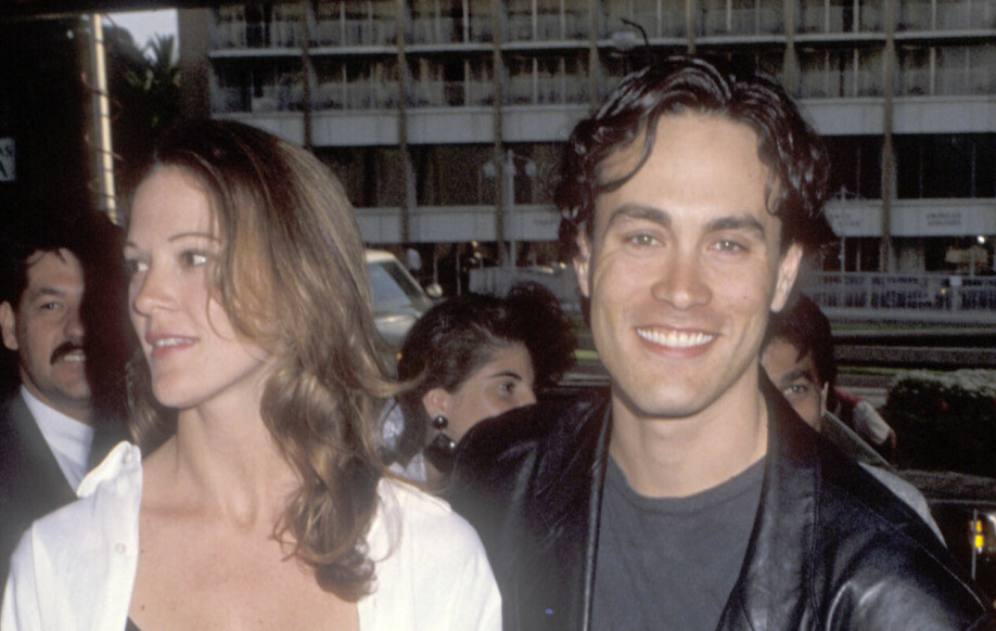 FORLOVET: Eliza Hutton og skuespiller Brandon Lee avbildet i forbindelse med premieren på filmen Alien 3 i mai, 1992. Et snaut år senere, da bryllupsinvitasjonene var klare, rammet tragedien.