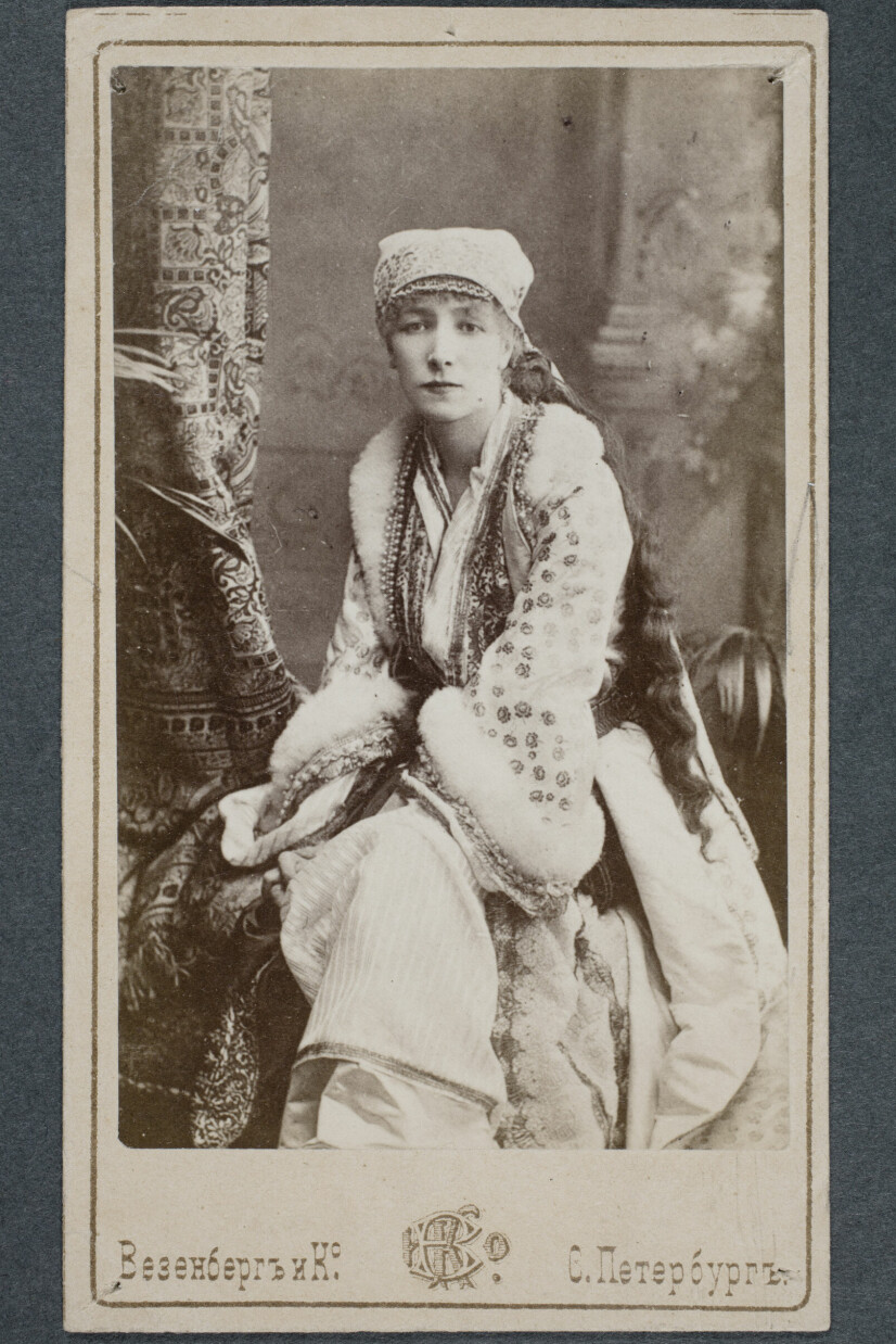 GÅTEFULL: En fremoverlent skuespillerinne som er trygg på den rollen hun spiller. Bildet er tatt rundt 1870.