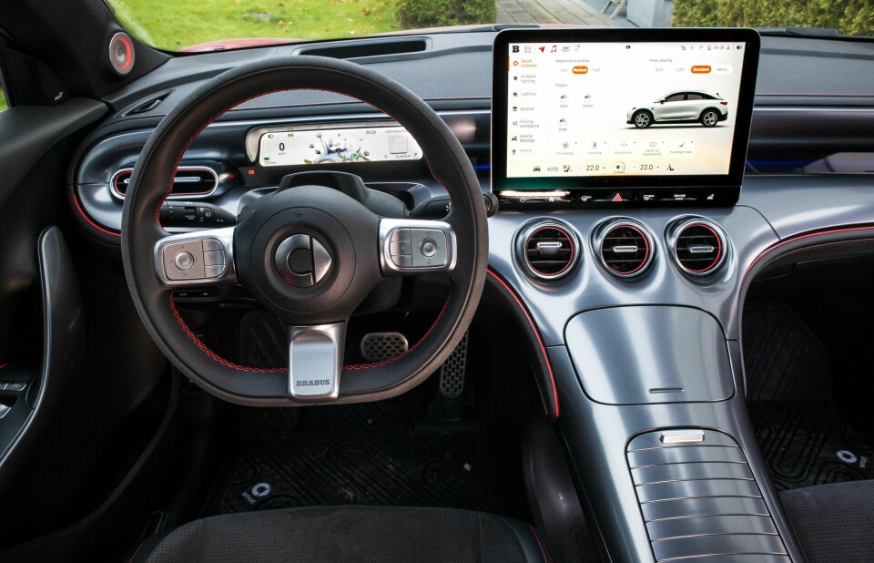 GODT MØBLERT: Førermiljøet er mer intimt og fargerikt i Smart. I tillegg har den både infodisplay og head-up display slik at sjåføren slipper å ta øyene like mye bort fra veien som i Volvo.