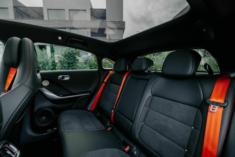 PLASS: Lavere, men bedre beinplass i Smart enn i Volvo.