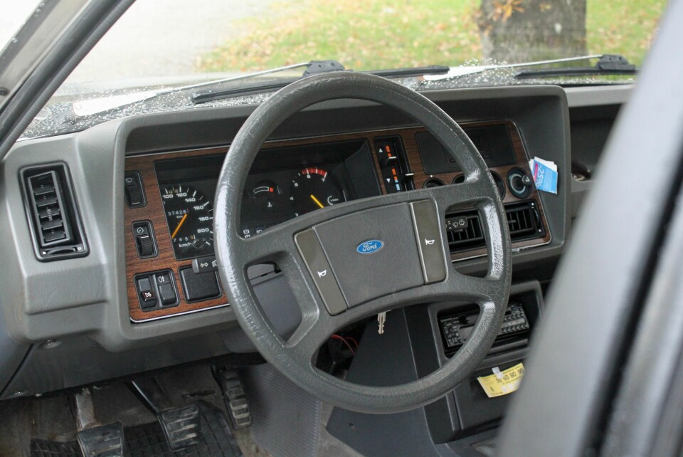 FULL INSTRUMENTERING: Legg merke til vrihjulsbryter for viske-intervall og dimming av instrumentlys.