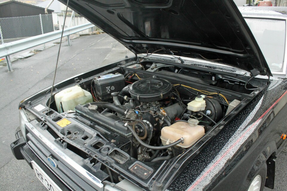 SOM EN KLOKKE: Ærlig og ryddig motorrom med god plass og tilgjengelighet. Cologne V6 i urørt originalstand. Går som en klokke.