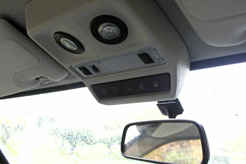 LINCOLN-UTSTYR: Takkonsoll hører med i Lincoln-pakken. Her med nivålys for bensin, kjølevæske, olje, spylervæske og bremsevæske.