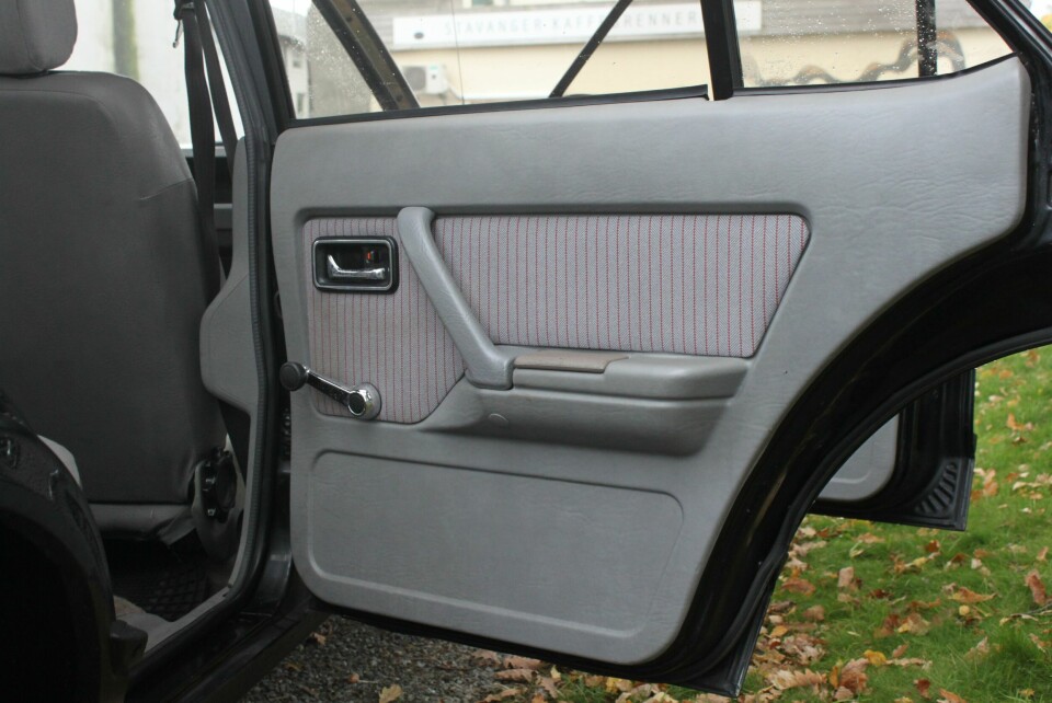 STIL: Vinylkledde dørtrekk med stoff i midten som matcher bilens seter.
