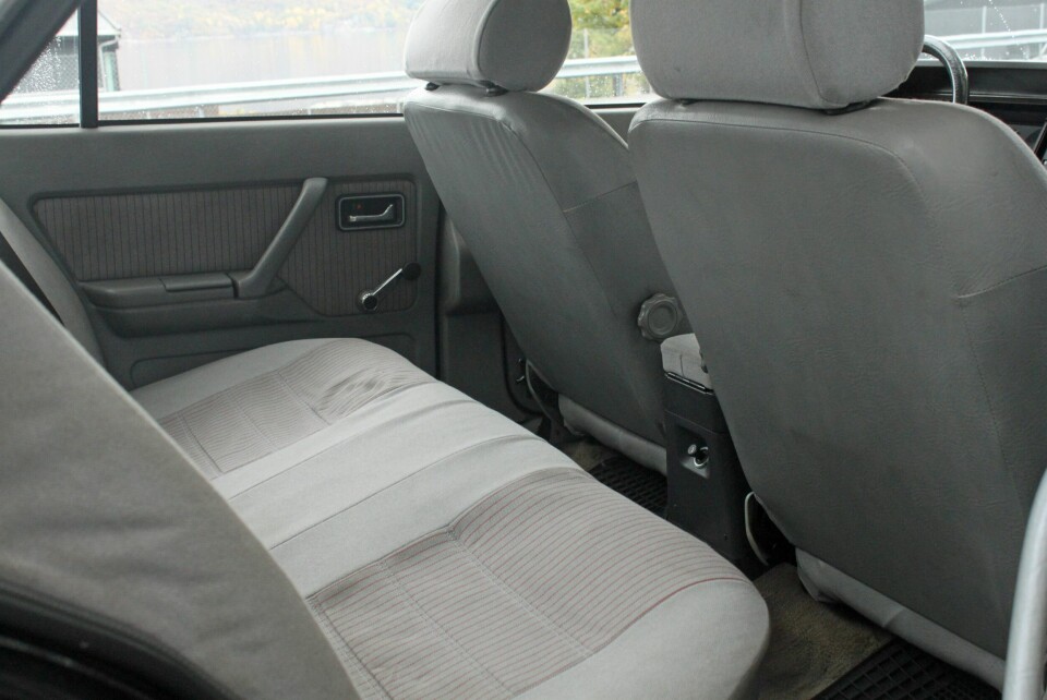 GOD PLASS BAK: Legg merke til askebeger i armlenet. Elektriske vinduer var tilvalg, noe denne bilen ikke har. Her skal det sveives.