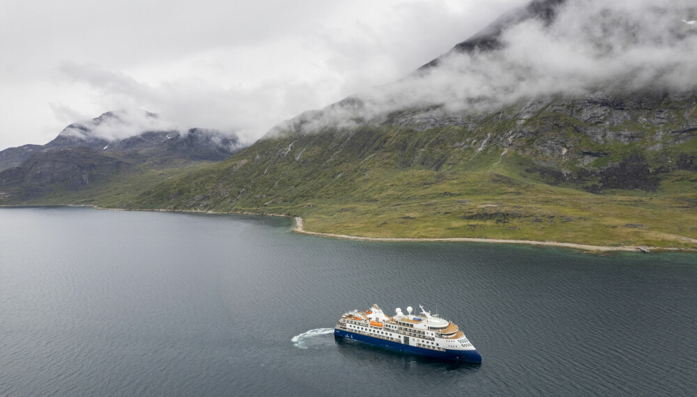 VISES RUNDT: Et cruiseskip viser turistene området Eirik Raude bodde i. Ruinene ved Hvalsey kan ses i bakgrunnen.