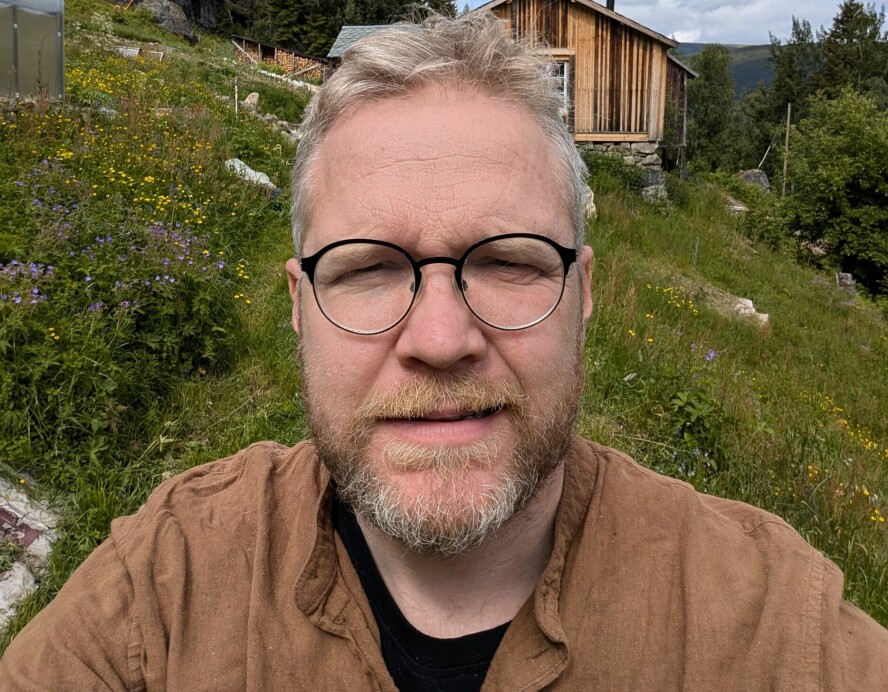 HVERDAGEN 2024: Tor-Evert forteller at han og familien lever et nokså normalt norsk famlilieliv, til tross for småbrukets noe spesielle beliggenhet i skråningen. Her avbildet i juni, 2024.