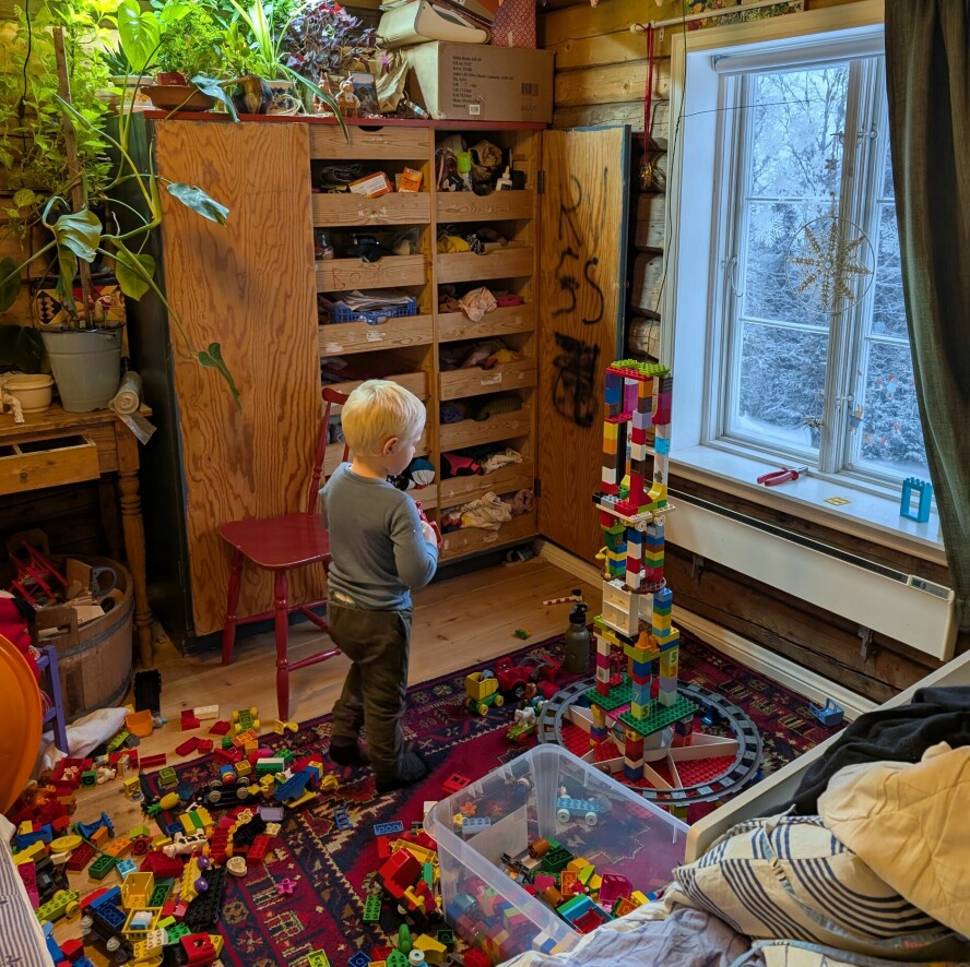 JULETRE I LEGO: Det er en kreativ gjeng som holder til i Øvre Brekkebakkane. Her er familien i gang med årets juletre i duplo.