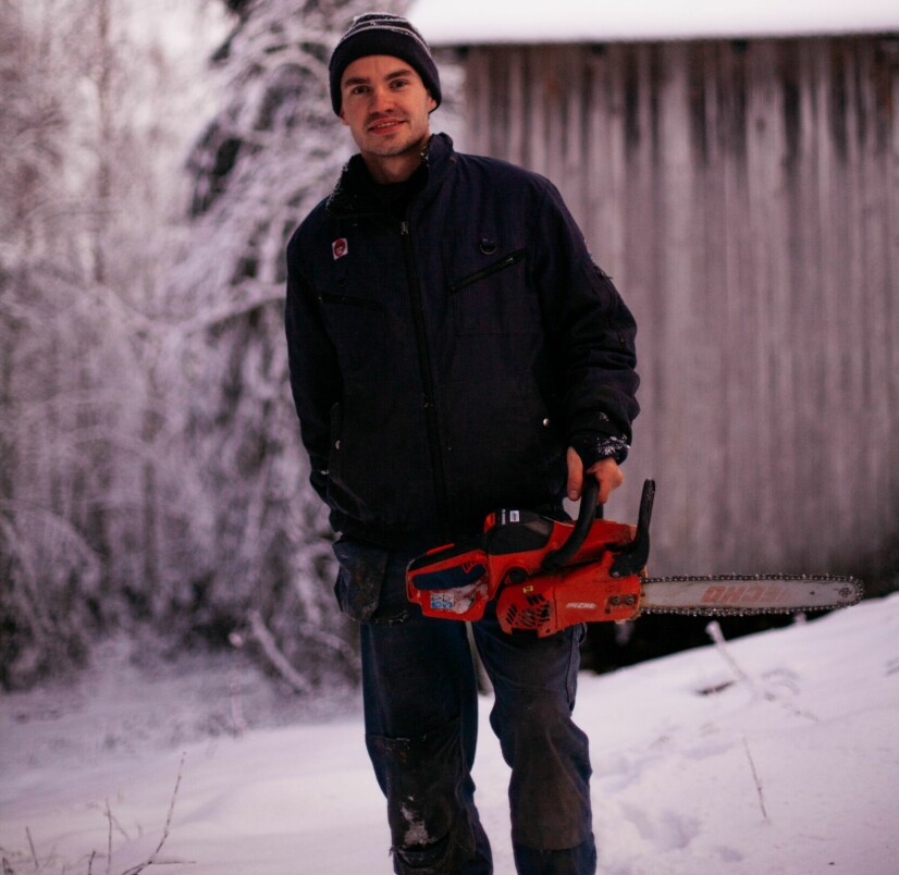 TØMRER: Heldigvis er Lage tømrer og håndterer både motorsag og annet verktøy.