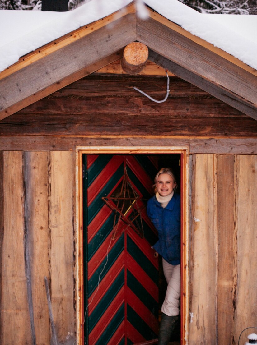 TRANGT: Agnes i døren til deres nye, lille hjem. De lever livet på 25 kvadratmeter og det er trangt om plassen.