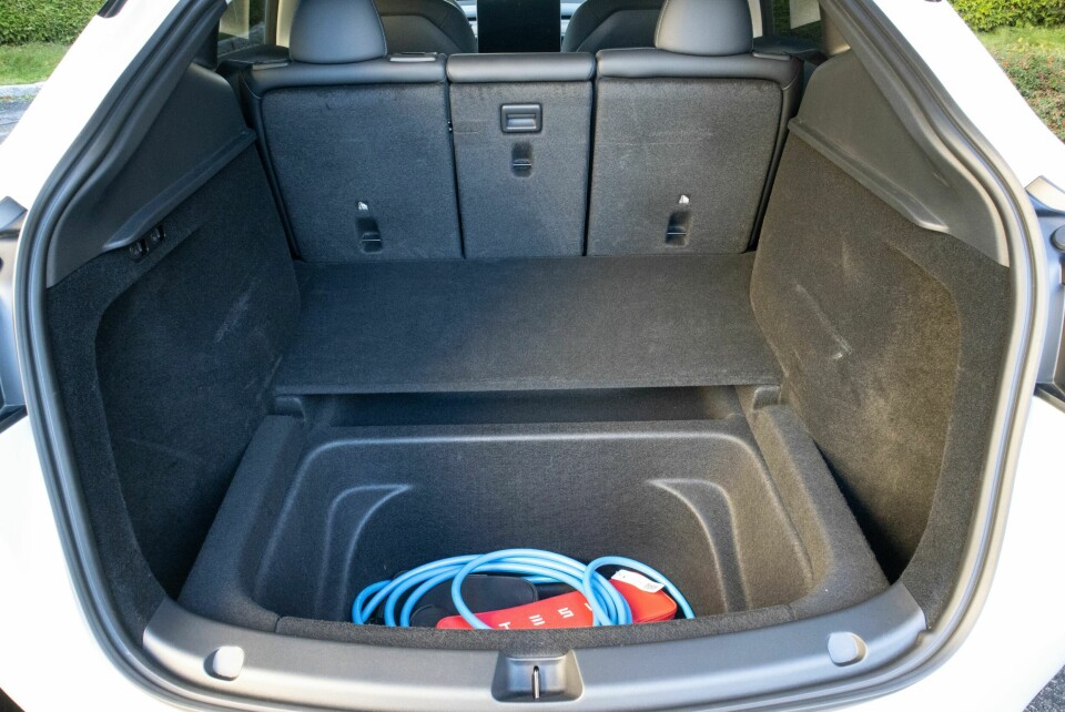 GIGANTISK: Bagasjerommet byr på enorm plass, samt en svær brønn under den flyttbare gulvplaten.