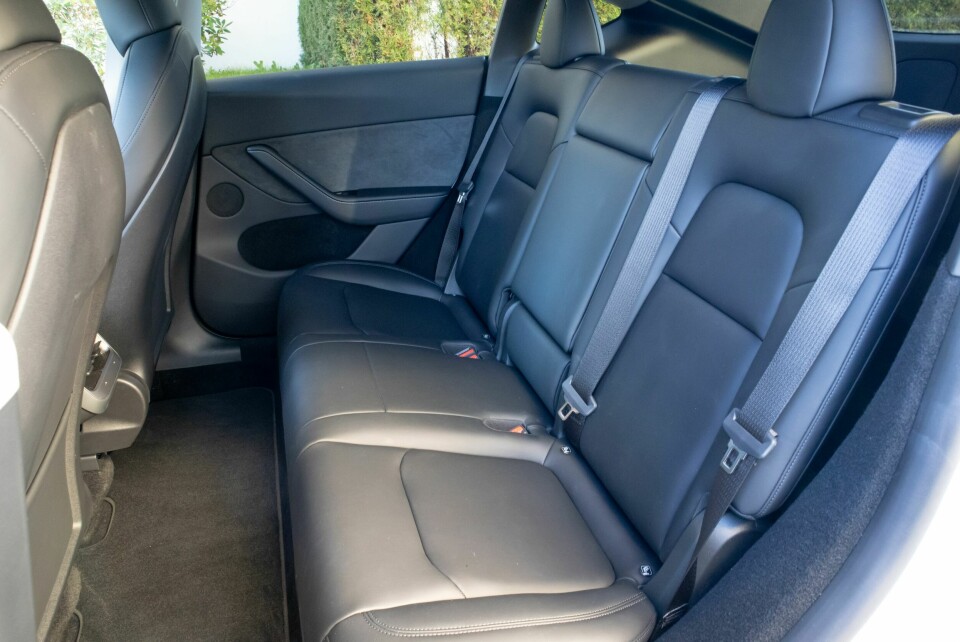 ROMMELIG: Det er bra plassforhold også i baksetet. Men sittekomforten er ikke av de beste, litt flatt og hardt.