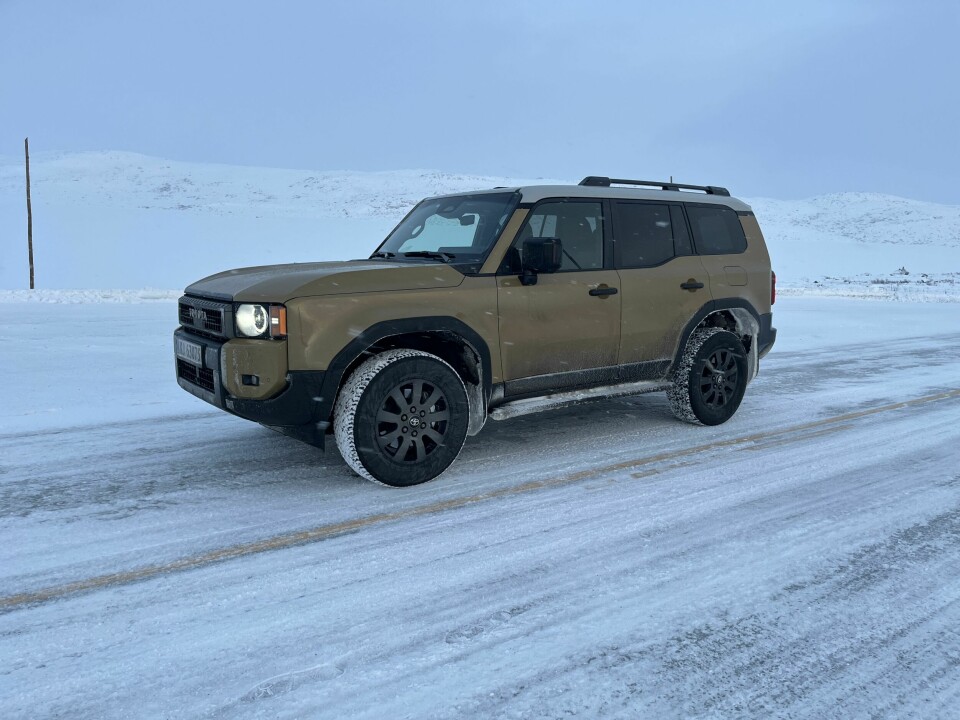 LENGRE: Nye Land Cruiser er åtte centimeter lengre enn forgjengeren. Det kommer fortsatt med 2,8-liters turbodiesel. Mildhybrid med 48-volt hybridteknologi blir tilgjengelig i starten av 2025