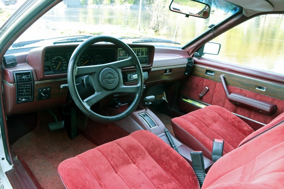 STRØKENT: Et strøkent originalinteriør avslører ikke at bilen har rullet over 385 000 km.