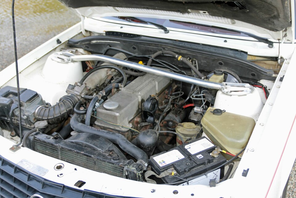 KRAFTIGE SAKER: Treliteren yter 180 hestekrefter og sørger for at bilen gjør unna 0–100 km/t på 10,5 sekunder. Ingen racerbil, men akseptabelt for en ganske stor coupé for 45 år siden.